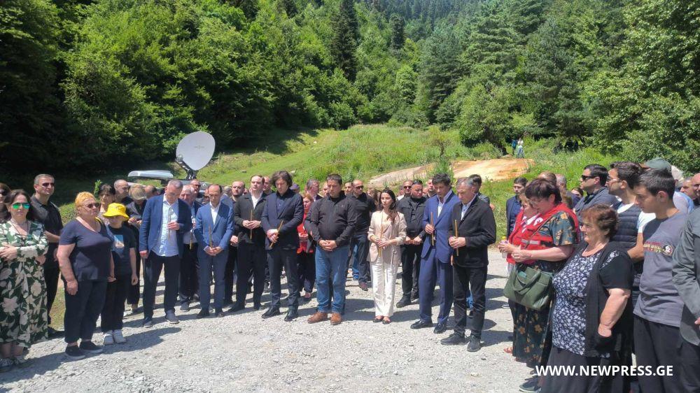 შოვში ერთი წლის წინ მომხდარი ტრაგედიის დროს დაღუპულების სულებს პატივი მიაგეს