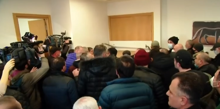 ნაციონალური მოძრაობის ოფისში სპეცრაზმი შტურმით შევიდა