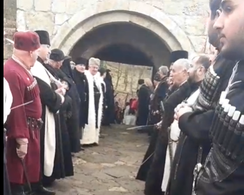 დავითობას გელათის სამონასტრო კომპლექსის ეზოში მიმლოცველები მივიდნენ