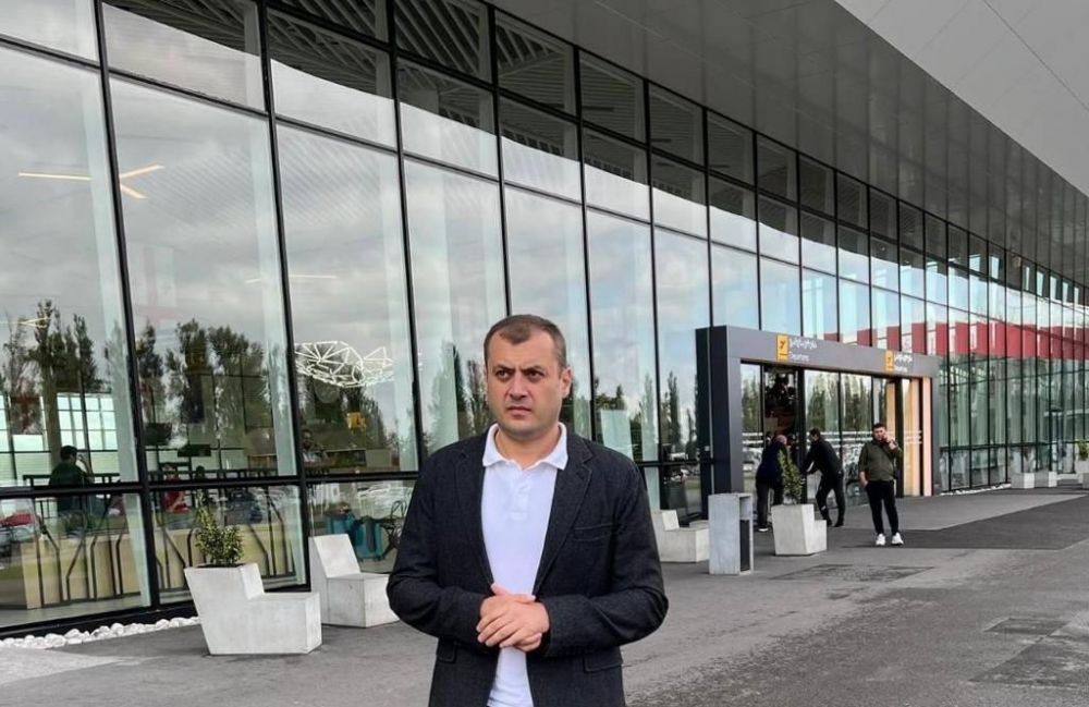იქნებ პრემიერს მამამ ქუთაისის აეროპორტიდანაც დაუფინანსოს ფრენა – თემურ ცამციშვილი აეროპორტში წვიმის ჩასვლაზე