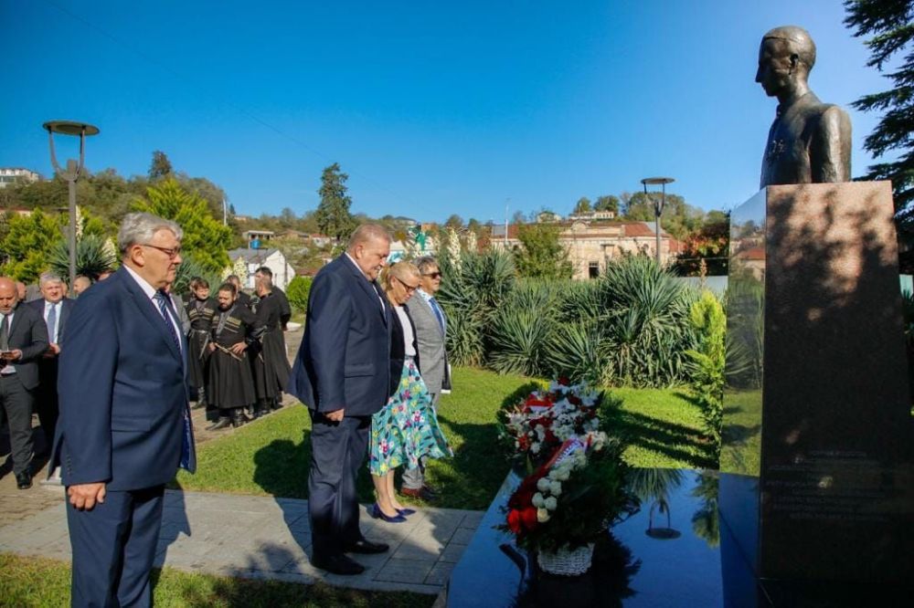 ქუთაისში პოლონეთის პირველი პრეზიდენტის ვლადისლავ რაჩკევიჩის ძეგლი გაიხსნა
