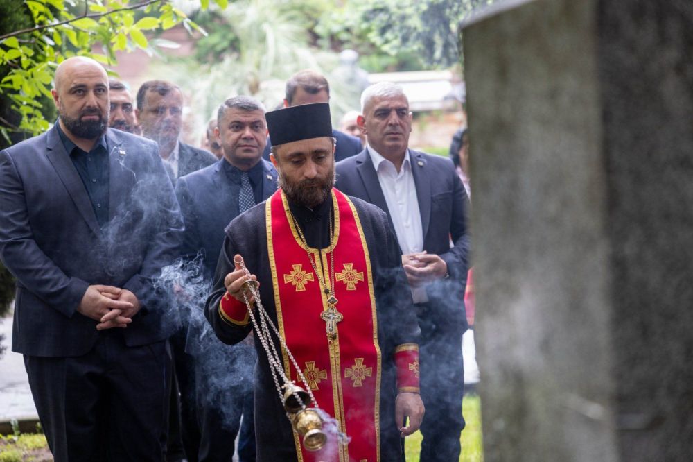 ქუთაისში დამოუკიდებლობის დღის აღნიშვნა მერაბ კოსტავას ძეგლის პატივგებით დაიწყო