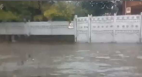 დატბორილია ქუჩები, სარდაფები და პირველი სართულები – ქუთაისში ძლიერმა წვიმამ პრობლემები შექმნა