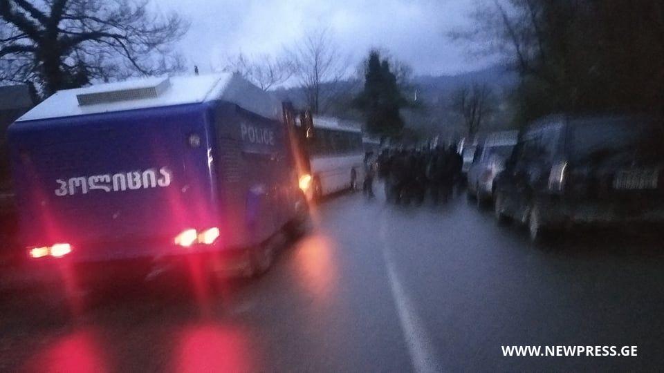 გუმათში სპეცრაზმი და და წყლის ჭავლის მანქანაა მობილიზებული