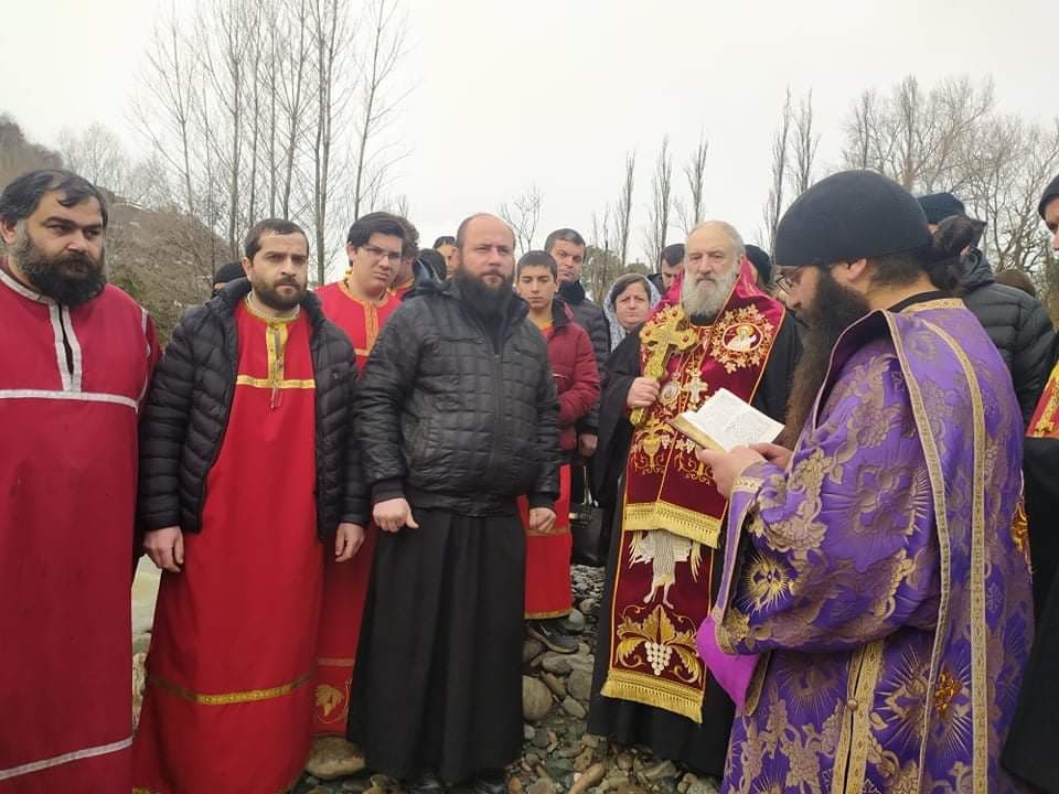 ნათლისღების დღესასწაულთან დაკავშირებით, მდინარე რიონი ეკურთხა